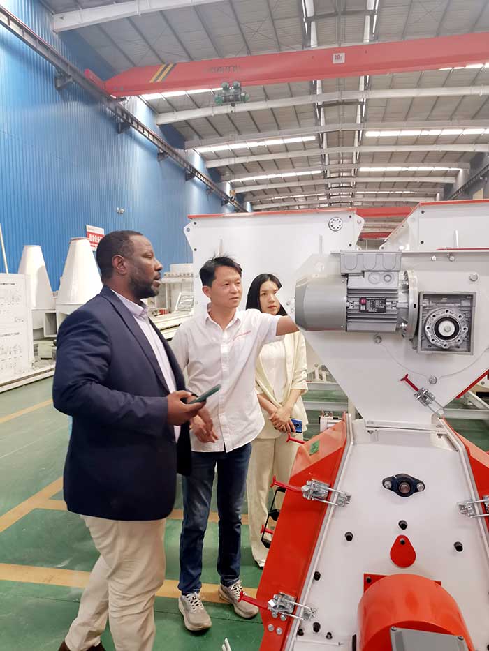 Saudi Arabian customers visited our factory for feed processing machines